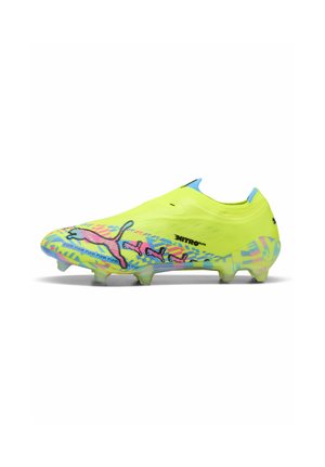 Felgele voetbalschoen met meerkleurige geometrische patronen, Puma-logo en "Nitro Elite" branding, ontworpen voor spelen op vaste ondergrond.