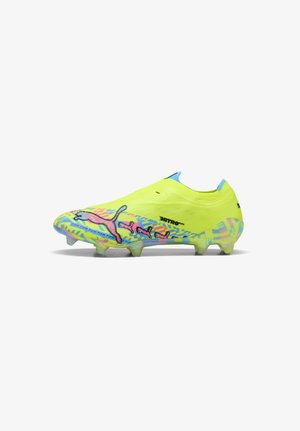 Hellgelber Fußballschuh mit mehrfarbigen geometrischen Mustern, Puma-Logo und "Nitro Elite"-Branding, entwickelt für Spiele auf festem Untergrund.
