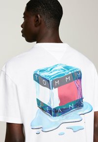 Tommy Jeans LOGO CREW NECK - Camiseta estampada - white