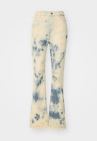 Vaqueros acampanados en un color crema claro, con un patrón de tie-dye azul. Hechos de denim con una superficie ligeramente texturizada y diseño estándar de cinco bolsillos.