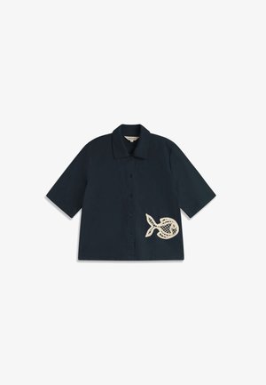 Tmavomodrá krátky rukáv košeľa na zapínanie s golierom a béžovou čipkovanou nášivkou v tvare ryby na dolnej pravej strane.