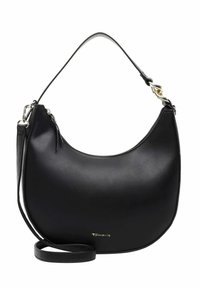 Černá kožená kabelka se zakřiveným tvarem, horním madlem a odnímatelným popruhem. Obsahuje zipové zavírání a zlaté kovové detaily.