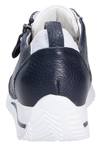 Leder-Sneakers mit einem strukturierten marineblauen Obermaterial, weißen Akzenten und einem Reißverschlussdetail an der Ferse. Profilierte wei ße Gummisohle.