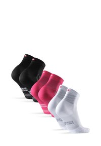 Fünf Paar Knöchelsocken in Schwarz, Pink und Weiß. Jedes Paar hat gerippte Bündchen und Logo-Details auf der Vorder- und Rückseite.