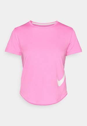 Rosa Nike t-skjorte med korte ermer, rund hals, glatt tekstur, med en hvit logo på nedre venstre side og buet hem.