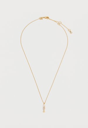 Finom aranylánc nyaklánc apró medállal, mely egy csillogó pezsgőspohár formájú, fehér háttéren.