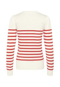 Maglione di crema con strisce rosse verticali, maniche lunghe, polsini e orlo a coste. Presenta un semplice scollo rotondo e una texture liscia.