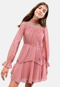 Rosa Kleid mit langen Ärmeln, strukturiertem Stoff, floralem Stickerei am Ausschnitt, geschichteten Rüschen am Saum und einer gebundenen Taillendetails.