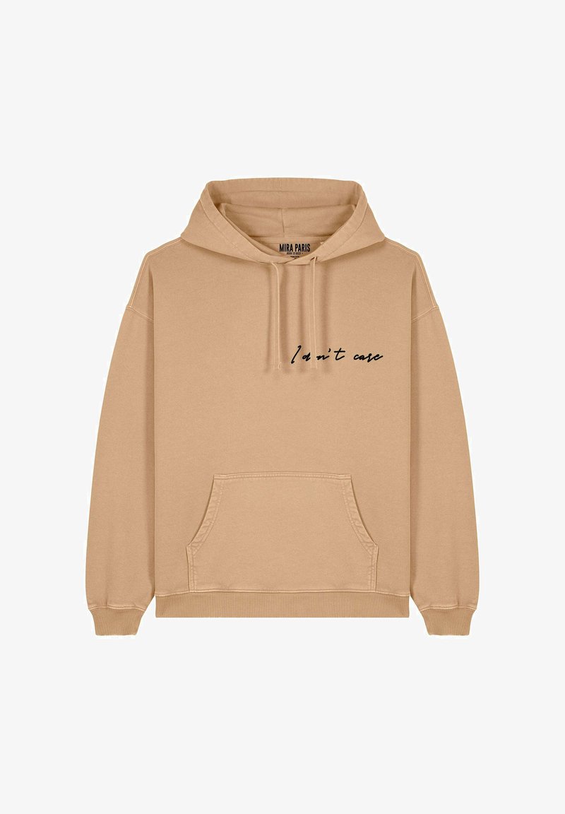 Haut à capuche beige avec une poche kangourou à l'avant et un texte en cursive noir "Je m'en fiche" sur la partie gauche de la poitrine. Tissu doux et texturé.