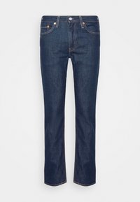 Jean en denim bleu foncé droit avec cinq poches, passants pour ceinture, et fermeture par bouton et zip à la taille.