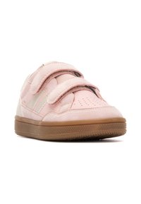 Zapatillas de velcro rosas con un upper de ante y sintético, suela de goma y detalle de puntera perforada, con acentos blancos y un diseño de perfil bajo.