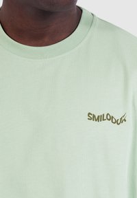 Smilodox MALIN - Triko s potiskem - hellgrün