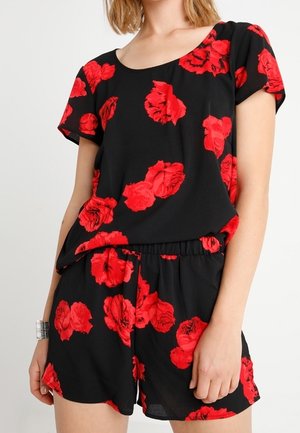 Czarny kombinezon w kwiaty z czerwonymi makami, krótkimi rękawami, dekoltem w serek i elastycznym pasem dla swobodnego dopasowania.