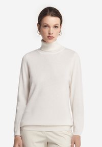 Weißer Rollkragenpullover, lange Ärmel, weicher Stoff, figurbetontes Design, gerippter Saum und Bündchen, minimalistische Textur, sauberes und einfaches ästhetisches Erscheinungsbild.