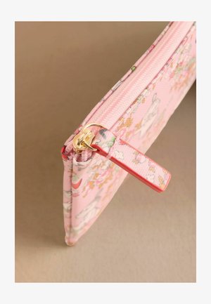 Rosafarbene, mit Reißverschluss versehene Tasche aus strukturiertem Material, mit einem goldenen Reißverschluss und einem roten Akzentriemen, verziert mit bunten Blumenmustern.