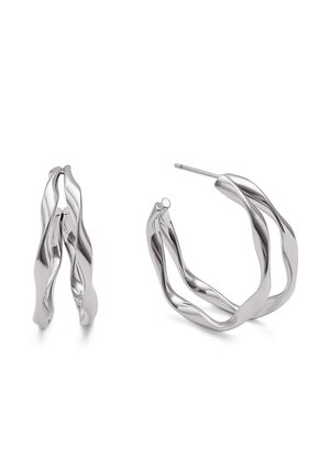 Srebrne uvijene naušnice u obliku prstena, jedna prikazana zatvorena, a druga otvorena s kopčom na štipaljku, na bijeloj pozadini.