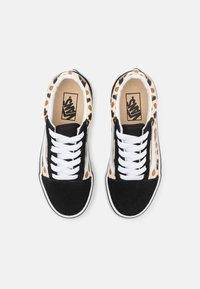 Schwarze und leopardmusterierte Low-Top-Sneakers aus Wildleder und Canvas, mit weißen Schnürsenkeln, Gummisohlen und gepolsterten Kragen.
