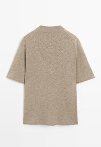 Maglietta beige a maniche corte in maglia con scollatura a girocollo a coste e orlo dritto. Il tessuto ha una texture morbida e variazioni sottili.