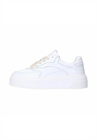 Weißer Sneaker mit dicker weißer Sohle, strukturiertem Obermaterial, kontrastierenden Nähten und crèmefarbenen Schnürsenkeln. Verfügt über subtile Paneeldetails und eine runde Zehenpartie.