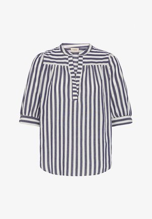 Weiße Bluse mit marineblauen vertikalen Streifen, dreiviertellangen Puffärmeln und einem geteilten Ausschnitt mit einem horizontal gestreiften Knopfleisten