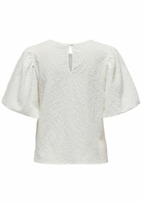 Blouse blanche texturée à manches courtes bouffantes, avec un col rond et une petite ouverture en forme de goutte à l'arrière, fermée par un bouton.