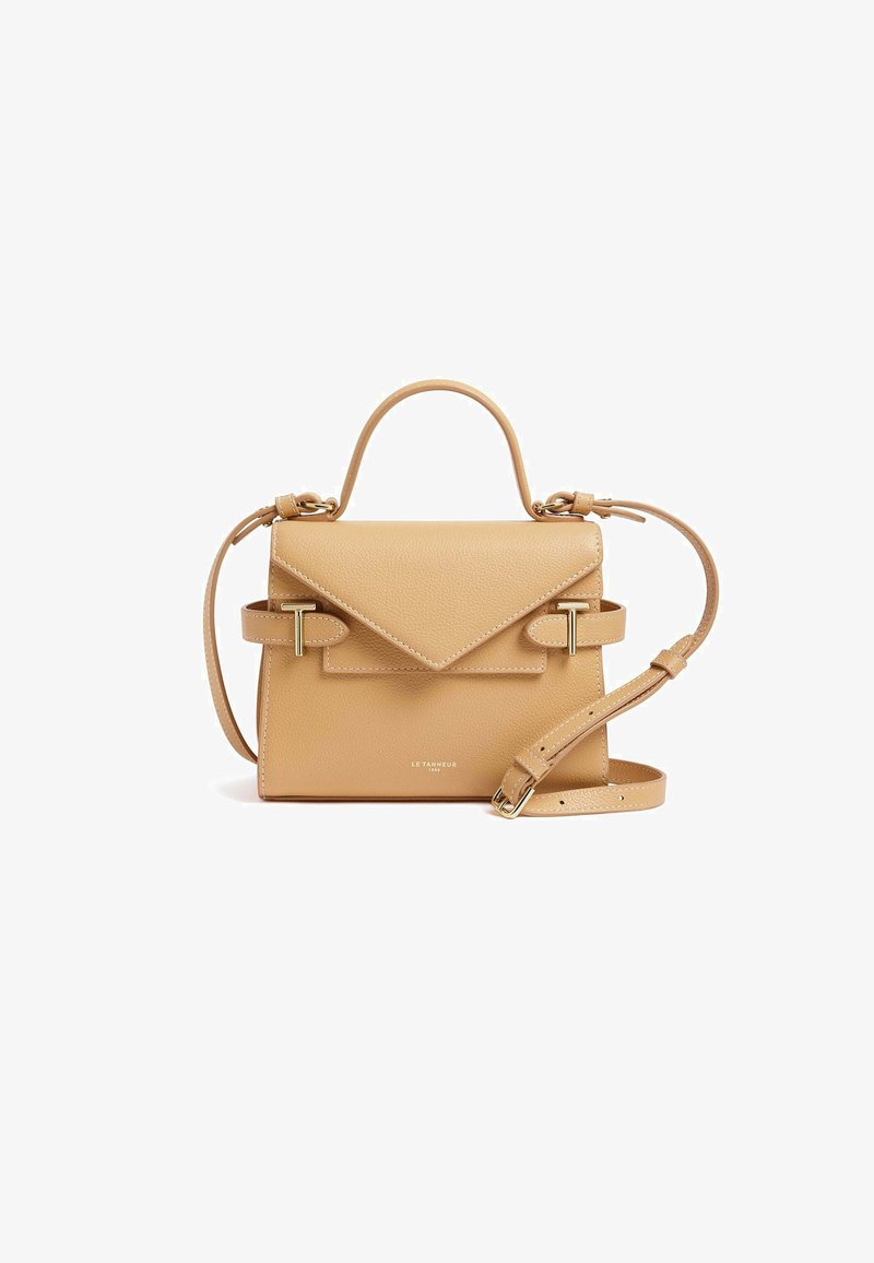 Borsa in pelle color tan con un design strutturato, patta triangolare, accessori in tono oro, manico superiore e tracolla removibile.