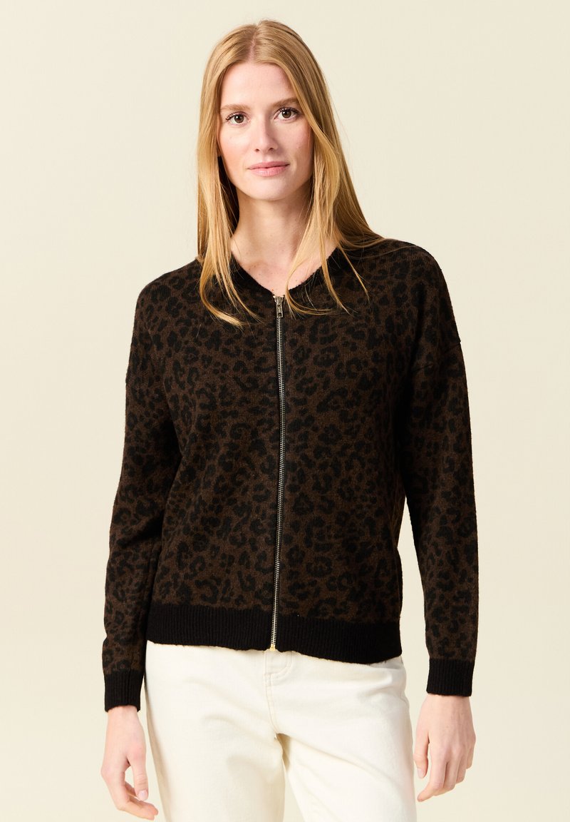 Brun zip-up cardigan med svart leopardmönster, ribbad mudd och nederkant, tillverkad av mjukt material, med ståkrage.