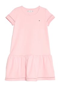 Robe rose à manches courtes avec un ourlet froncé, fabriquée en tissu doux. Présente un petit logo près de l'encolure et des coutures décoratives sur les manches.