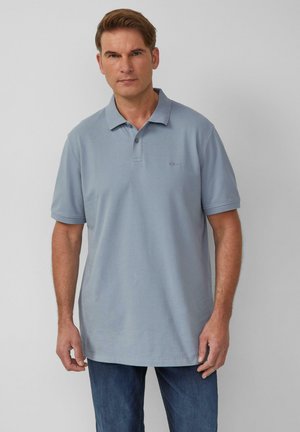 Hellblaues Poloshirt aus weichem Stoff mit einer Dreiknopf-Leiste, kurzen Ärmeln und einem dezenten Logo auf der linken Brust.