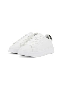 Weiße Sneaker aus glattem Leder mit einer gepolsterten Sohle, flachen Schnürsenkeln und einem schwarzen Akzent an der Ferse. Minimalistisches Design.