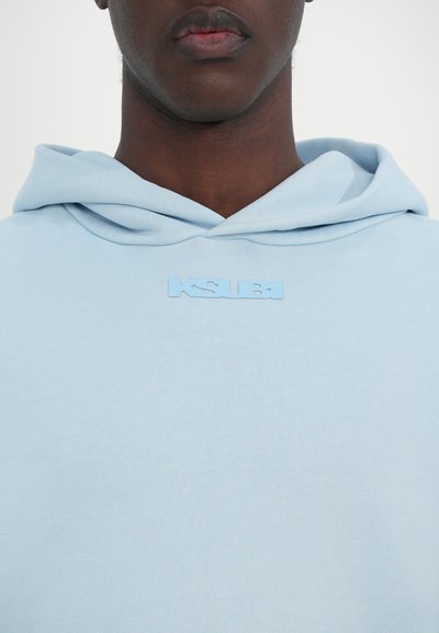 Felpa leggera blu realizzata in tessuto morbido, con cappuccio e un logo testurizzato in un colore abbinato sul petto. Design semplice.