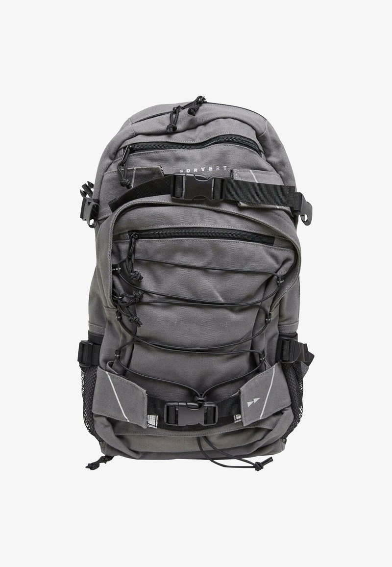 Szürke vászon hátizsák, több cipzáras zsebbel, állítható pántokkal, bungee zsinóros részletezéssel és hálós díszítéssel az oldalain.