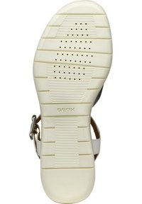 Suola bianca in gomma di un sandalo Geox che presenta un motivo testurizzato con scanalature e fori di diverse dimensioni per la traspirabilità. Accenti di cinturino marrone.