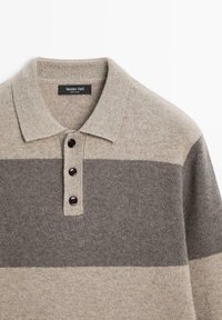 Béžovo-šedý pruhovaný pletený polokošile s žebrovaným límcem, třemi tmavými knoflíky a měkkou strukturou. Na štítku je nápis "Massimo Dutti."