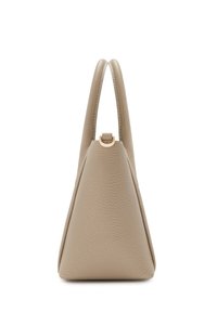 Beige dreieckige Lederhandtasche mit zwei kurzen Griffen. Verfügt über eine strukturierte Oberfläche und ein Goldenes Hardware-Element an der Basis der Griffe.