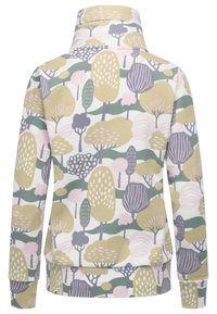 Maglione a maniche lunghe con un motivo di alberi e piante colorato in tonalità di verde, giallo, rosa e viola su sfondo bianco.