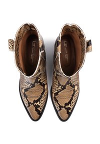 Botas de tobillo con estampado de serpiente y punta afilada, que presentan una superficie texturizada, patrones en tonos marrón y negro, y lengüetas en los talones.
