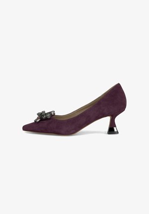 Décolleté in suede viola con punta appuntita, decorazione di gemme argento e nere sul davanti e un tacco corto e geometrico nero.