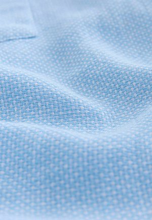 Tessuto azzurro chiaro con una trama a griglia, caratterizzato da una superficie morbida e intrecciata. Il tessuto ha un aspetto leggero e traspirante.
