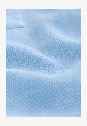 Țesătură texturată de culoare albastru deschis, cu un model de tip grilaj, având o suprafață moale, țesută. Țesătura are un aspect ușor și respirabil.