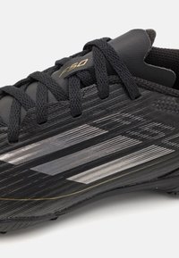 adidas Performance F50 LEAGUE TF J - Botines de fútbol para césped - core black/iron metallic/gold metallic