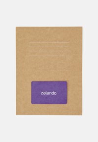 Zalando cadeaubon in een bruine kraft papieren envelop. De envelop heeft vijf horizontale lijnen boven de bon, met een paarse kaart waarop het Zalando-logo staat.