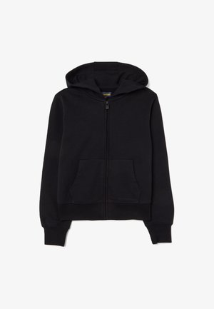 Zwarte zip-up hoodie van zacht materiaal met een capuchon, voorzakken en ribgebreide mouwen en zoom. Minimalistisch ontwerp zonder zichtbare logo's.