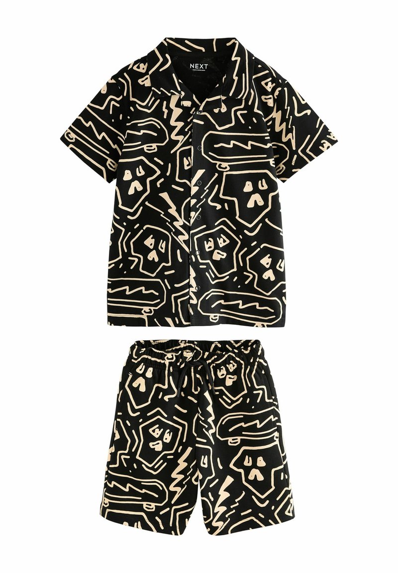 Chemise noire manches courtes à boutons et short assorti avec des motifs abstraits de visage beige et des lignes en zigzag.