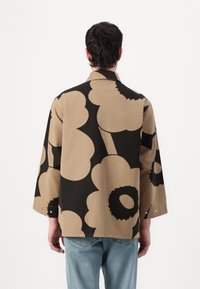 Marimekko ABSTRAKTIO UNIKKO UNISEX - Skjortebluse - black/light brown