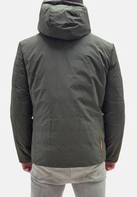 Giacca isolata verde con cappuccio, caratterizzata da una texture liscia, copertura totale della schiena e un'accento arancione vicino all'orlo.