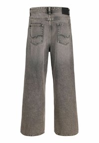 Zadný pohľad na široké, vyblednuté sivé rifle s dvoma prešitými zadnými vreckami a čiernou štítkovou páskou na páse.