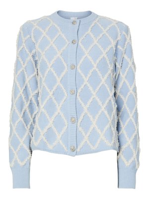 Lyseblå strikkejakke med hvitt diamantmønster, lange ermer, ribbestrikkede mansjetter og sølvfargede dekorative knapper ned foran.