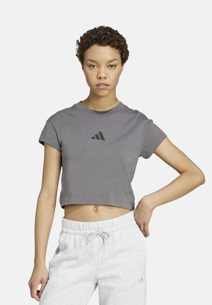 Grijze cropped T-shirt van een katoenen mixstof, met een klein zwart driehoekig logo op de borst, zachte textuur en korte mouwen.
