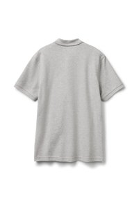 Šedé polo tričko s krátkým rukávem a standardním límečkem, s měkkou, hladkou texturou a uvolněným střihem. Pohled zezadu.